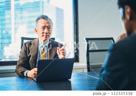 ビジネスマン 男性 ビジネスマン 男性 112325336