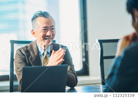 ビジネスマン 男性 ビジネスマン 男性 112325339