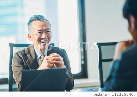 ビジネスマン 男性 ビジネスマン 男性 112325340