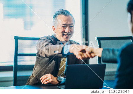 ビジネスマン 男性 ビジネスマン 男性 112325344