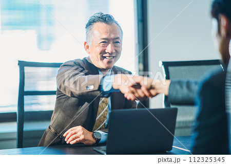 ビジネスマン　男性 112325345