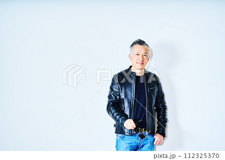 カジュアル　シニア　男性 112325370
