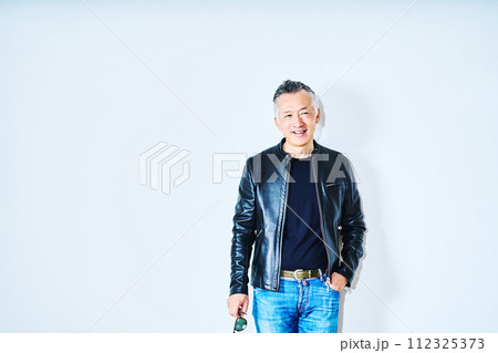 カジュアル　シニア　男性 112325373