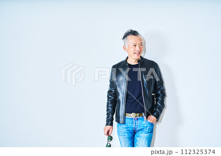 カジュアル　シニア　男性 112325374