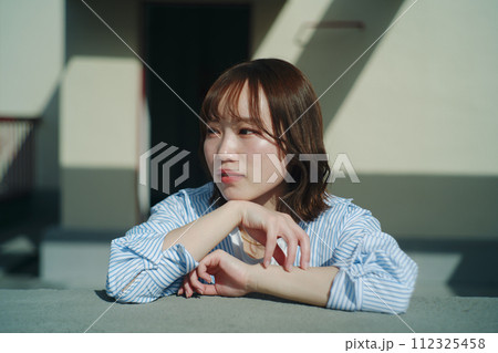 屋上と女性 屋上と女性 112325458