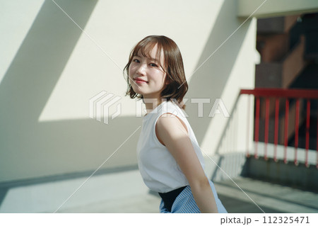 屋上と女性 112325471