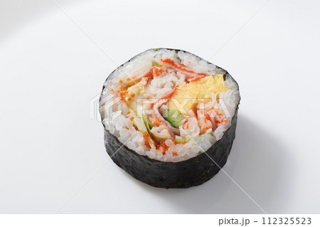 和食の寿司、海苔巻きを白背景で撮影 112325523