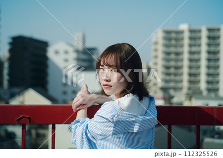 屋上と女性 112325526