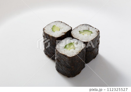 和食の寿司、かっぱ巻き、キュウリ、海苔巻きを白背景で撮影 112325527