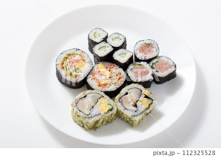 和食の寿司、海苔巻きを白背景で撮影 112325528