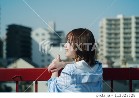 屋上と女性 112325529