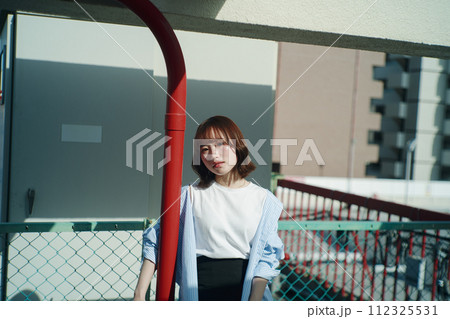 屋上と女性 屋上と女性 112325531