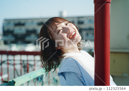 屋上と女性 屋上と女性 112325564
