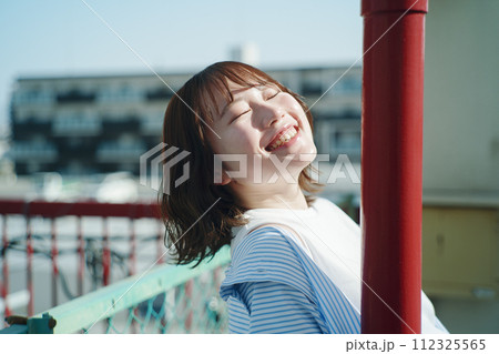 屋上と女性 屋上と女性 112325565