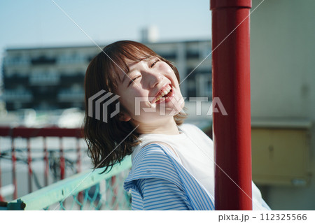 屋上と女性 112325566