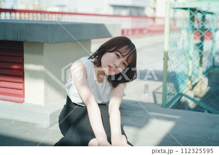 屋上と女性 屋上と女性 112325595