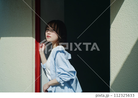 屋上と女性 屋上と女性 112325633