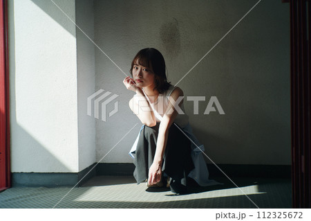 屋上と女性 112325672