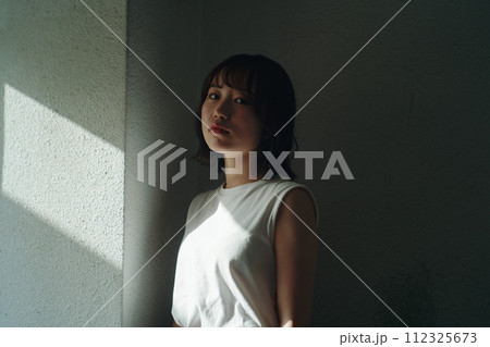 屋上と女性 112325673