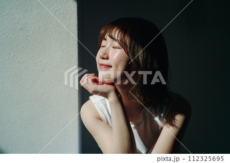屋上と女性 112325695