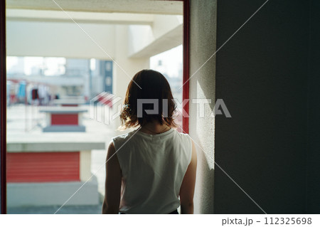 屋上と女性 112325698