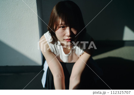 屋上と女性 屋上と女性 112325707