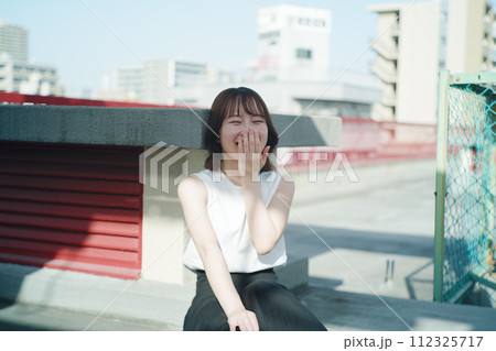 屋上と女性 112325717
