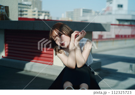 屋上と女性 112325723