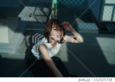 屋上と女性 屋上と女性 112325738