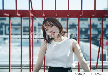 屋上と女性 屋上と女性 112325765