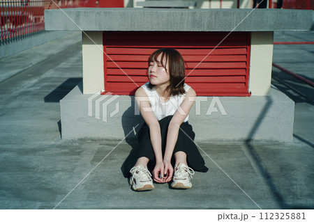 屋上と女性 112325881