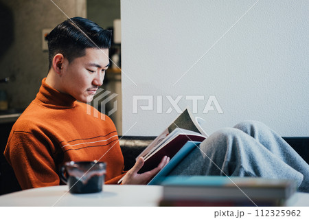 くつろぐ男性 112325962