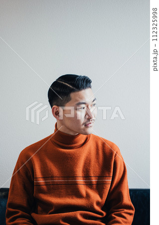 男性ポートレート 112325998