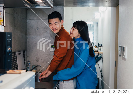 キッチンとカップル キッチンとカップル 112326022