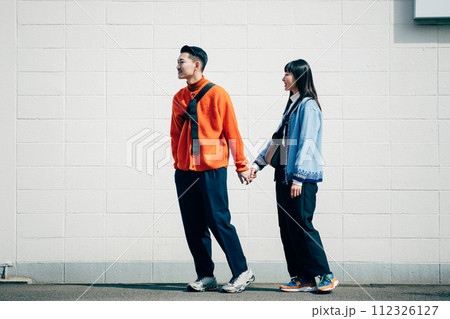 カップルファッションポートレート 112326127