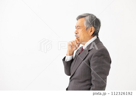 シニア男性　ビジネス　悩む　横向き 112326192