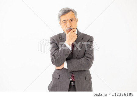 シニア男性 ビジネス 悩む 腕組み シニア男性 ビジネス 悩む 腕組み 112326199