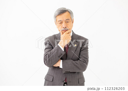 シニア弁護士　悩む　腕組み 112326203