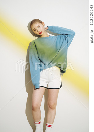 若い女性のスポーティスナップ 112326248