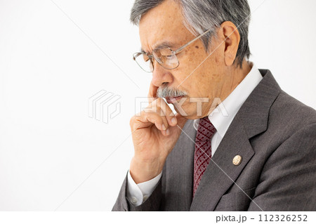 シニア弁護士 悩む 腕組み シニア弁護士 悩む 腕組み 112326252