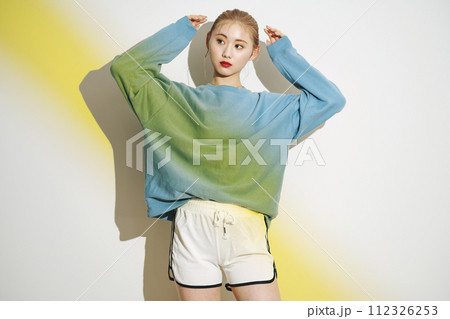 若い女性のスポーティスナップ 112326253