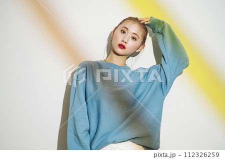 若い女性のスポーティスナップ 若い女性のスポーティスナップ 112326259