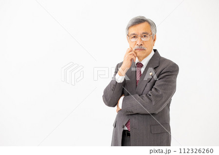シニア男性　ビジネス　考える　腕組み 112326260