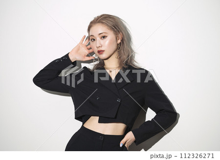 大人っぽい女性のビューティーポートレート 大人っぽい女性のビューティーポートレート 112326271