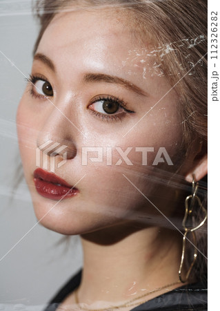 大人っぽい女性のビューティーポートレート 大人っぽい女性のビューティーポートレート 112326282