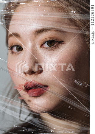 大人っぽい女性のビューティーポートレート 112326291