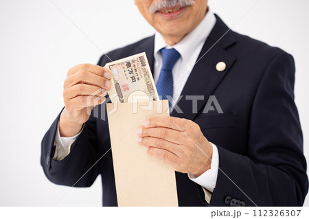 シニア男性　弁護士　現金　アップ 112326307