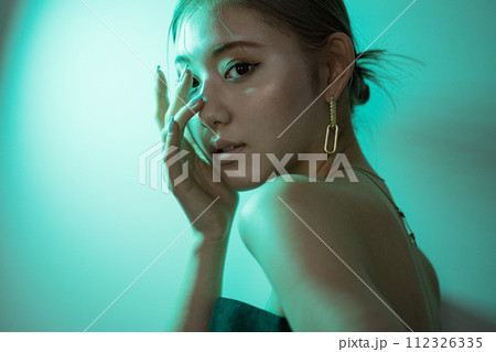 グリーンのライトに照らされる女性 グリーンのライトに照らされる女性 112326335