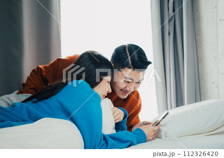 カップルの休日 112326420