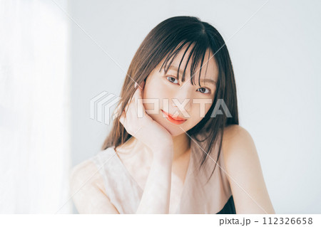 若い女性のビューティーイメージ　 112326658